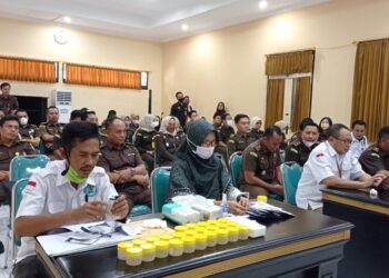 Pegawai Kejari Lotim Lakukan Tes Urine – Hasilnya Semua Negatif