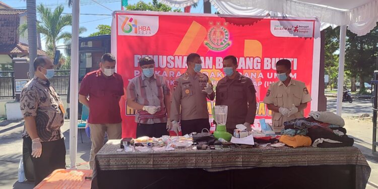 Memperingati HBA ke-64, Kejari Lotim mengadakan Pemusnahan Barang Bukti.