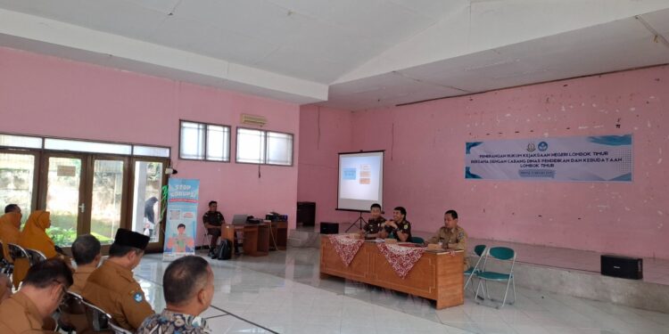 PENERANGAN HUKUM DI AULA KANTOR CABANG DINAS PENDIDIKAN DAN KEBUDAYAAN LOMBOK TIMUR