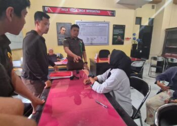 PEMASANGAN ALAT PENGAWAS ELEKTRONIK (APE) GELANG TAHANAN PADA KEJAKSAAN NEGERI LOMBOK TIMUR
