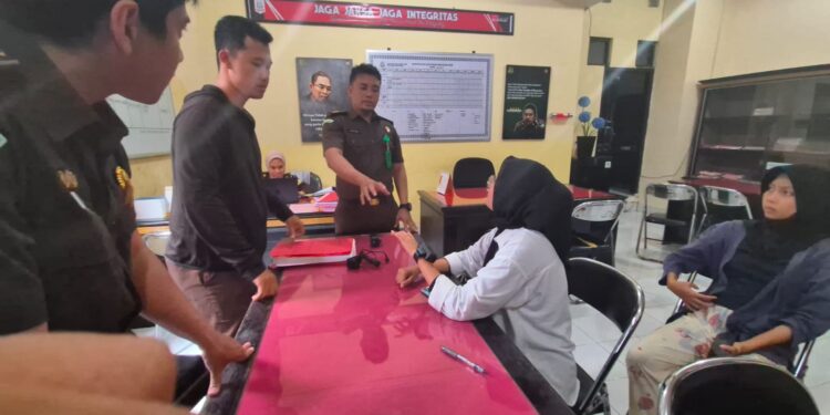 PEMASANGAN ALAT PENGAWAS ELEKTRONIK (APE) GELANG TAHANAN PADA KEJAKSAAN NEGERI LOMBOK TIMUR