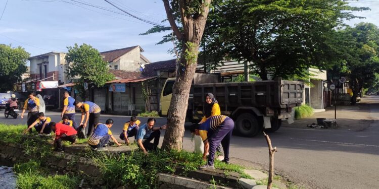 GOTONG ROYONG DALAM RANGKA MEMPERINGATI HARI PEDULI SAMPAH NASIONAL 2025 TINGKAT KABUPATEN LOMBOK TIMUR