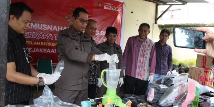 PEMUSNAHAN BARANG BUKTI YANG TELAH BERKEKUATAN HUKUM TETAP (INKRACHT) KEJAKSAAN NEGERI LOMBOK TIMUR