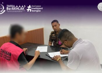 PENYERAHAN TERSANGKA DAN BARANG BUKTI OLEH JAKSA PENYIDIK KEPADA PENUNTUT UMUM TERHADAP PERKARA TINDAK PIDANA KORUPSI PENYALURAN DANA KUR PADA BANK BNI A.N. TERSANGKA H.A.P. BIN I.S.