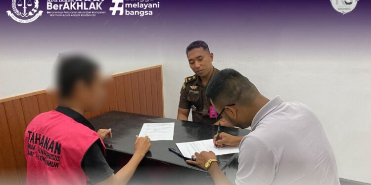 PENYERAHAN TERSANGKA DAN BARANG BUKTI OLEH JAKSA PENYIDIK KEPADA PENUNTUT UMUM TERHADAP PERKARA TINDAK PIDANA KORUPSI PENYALURAN DANA KUR PADA BANK BNI A.N. TERSANGKA H.A.P. BIN I.S.