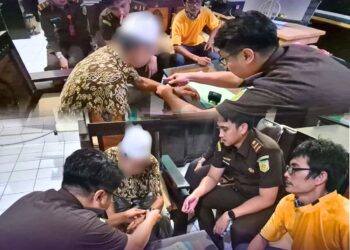 PEMASANGAN ALAT PENGAWAS ELEKTRONIK (APE) TERHADAP TERSANGKA ATAS NAMA J. ALIAS A.U. PADA KEJAKSAAN NEGERI LOMBOK TIMUR