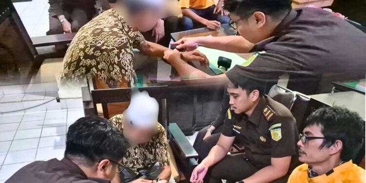 PEMASANGAN ALAT PENGAWAS ELEKTRONIK (APE) TERHADAP TERSANGKA ATAS NAMA J. ALIAS A.U. PADA KEJAKSAAN NEGERI LOMBOK TIMUR
